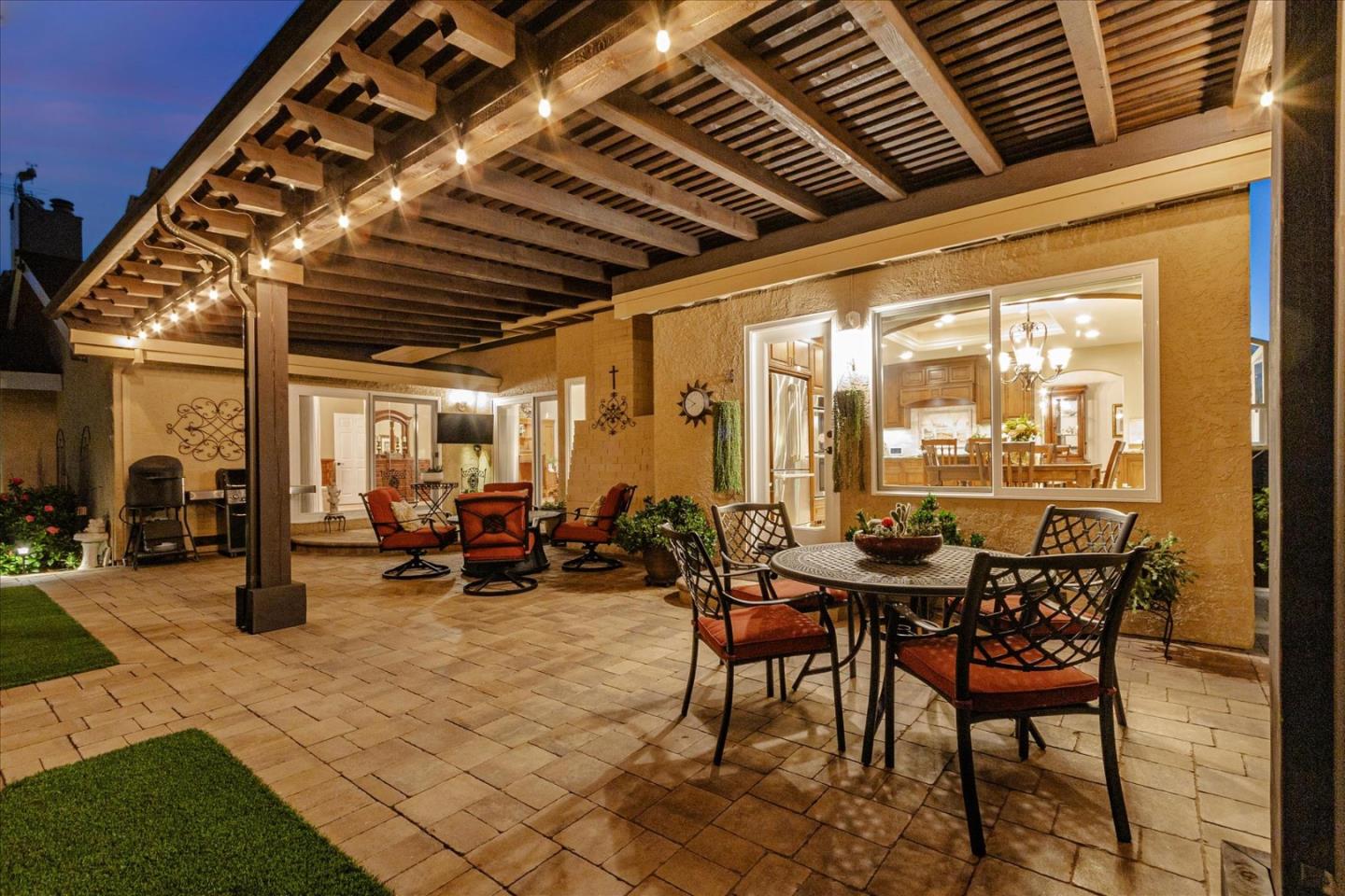 1084 Queensbridge CT