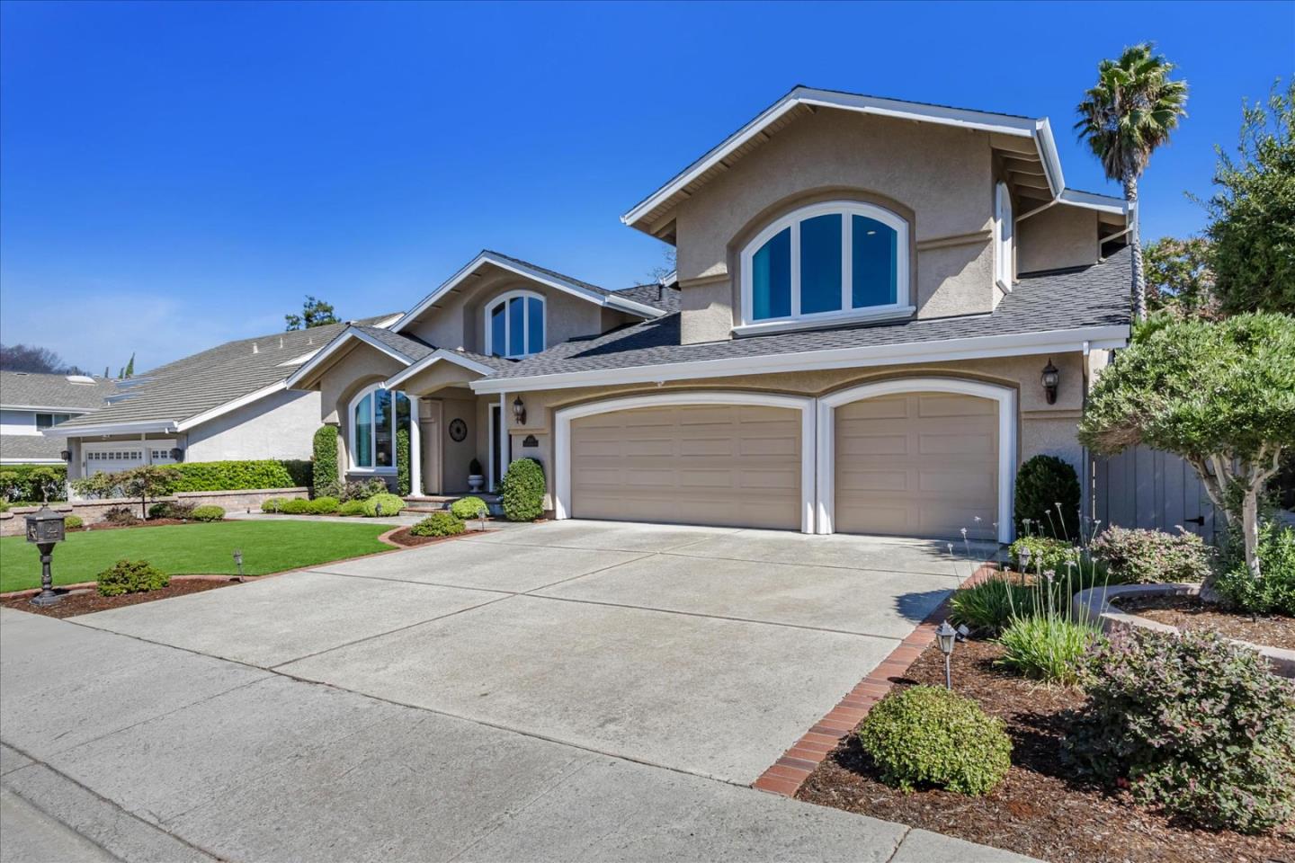 1084 Queensbridge CT