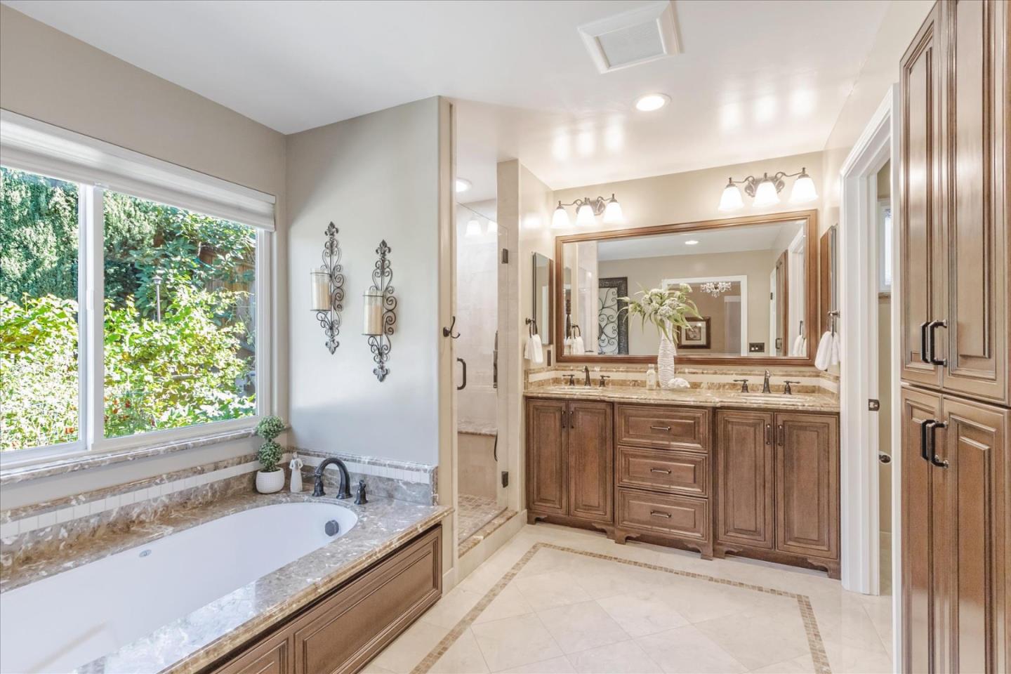 1084 Queensbridge CT