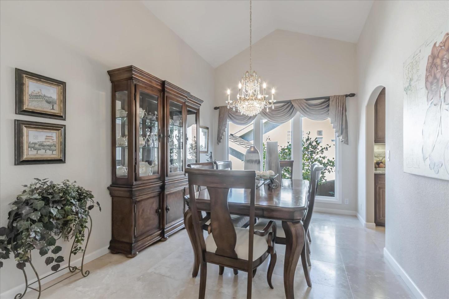 1084 Queensbridge CT