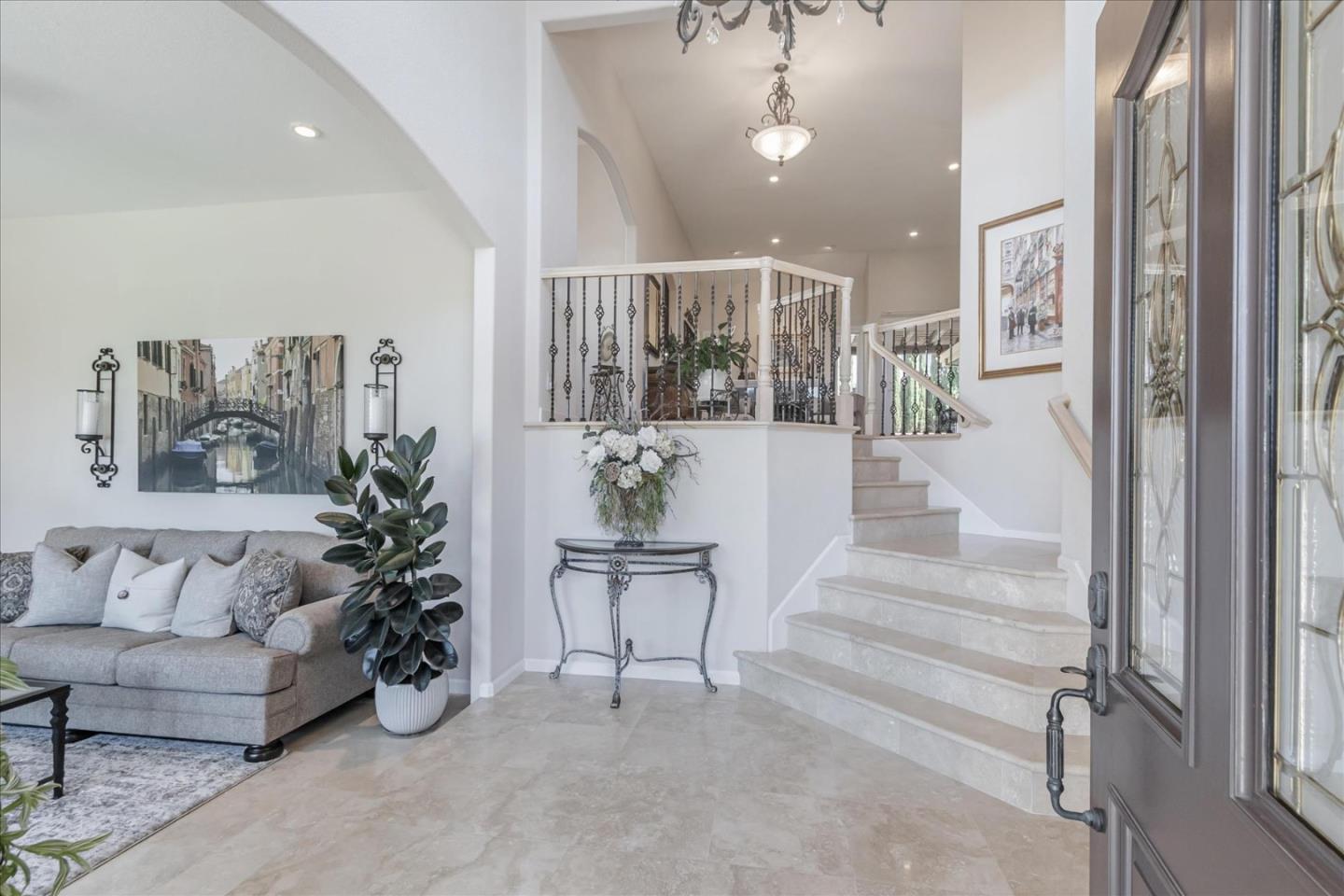 1084 Queensbridge CT