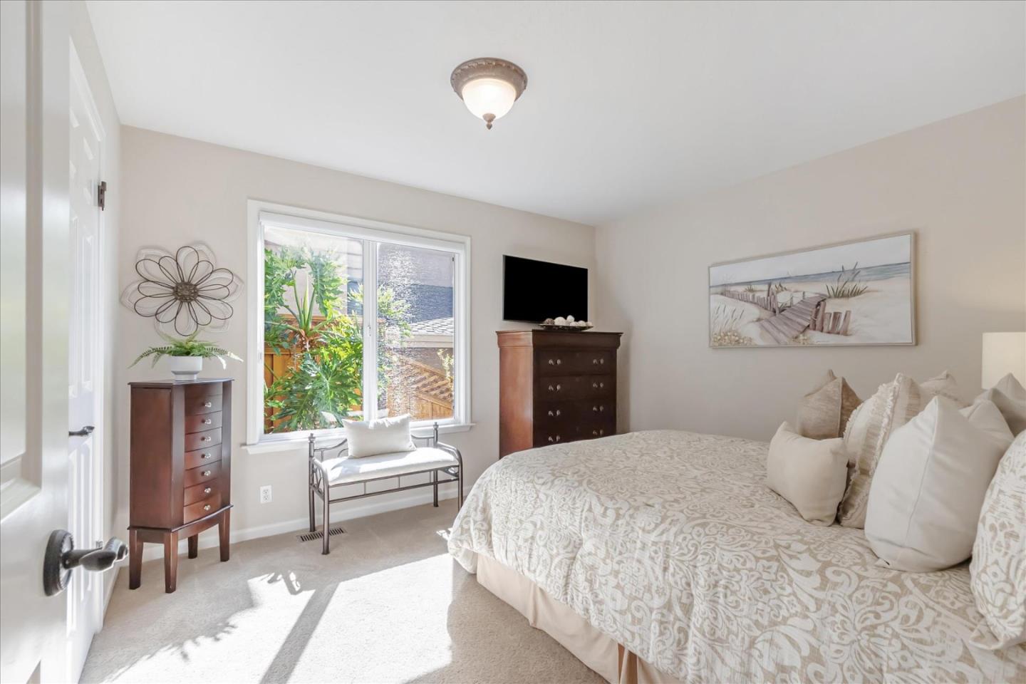 1084 Queensbridge CT