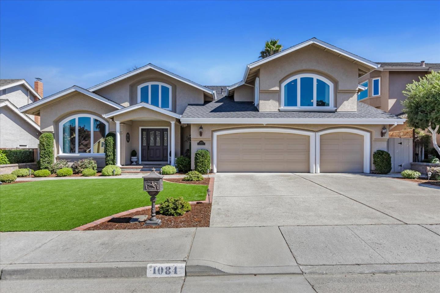 1084 Queensbridge CT