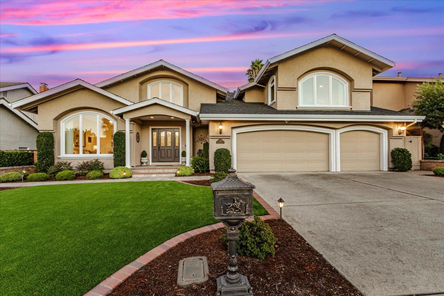 1084 Queensbridge CT