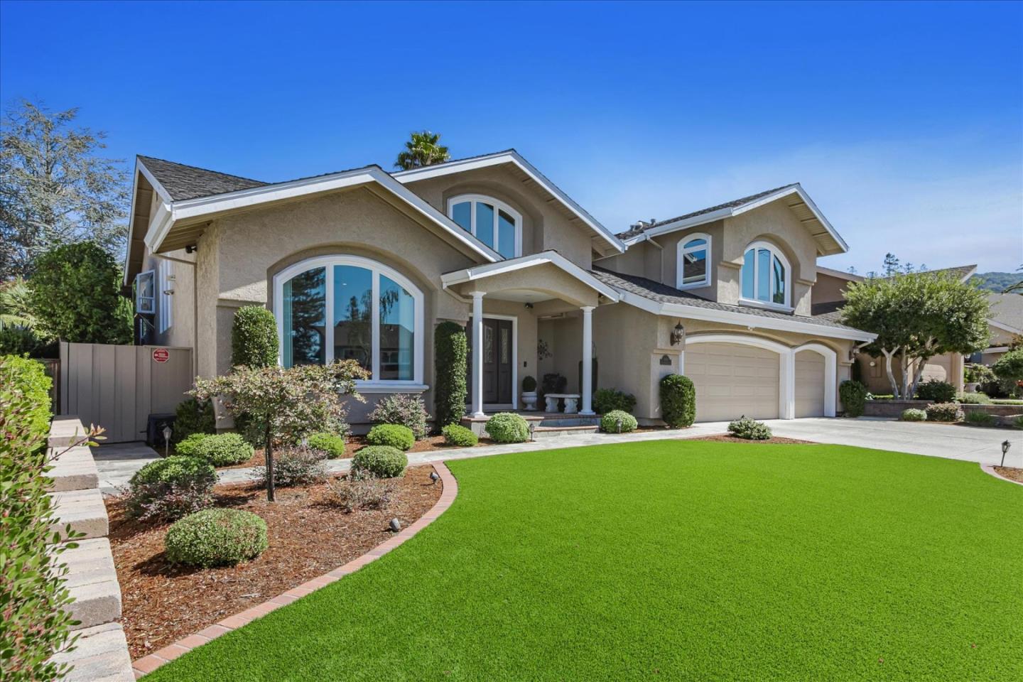 1084 Queensbridge CT