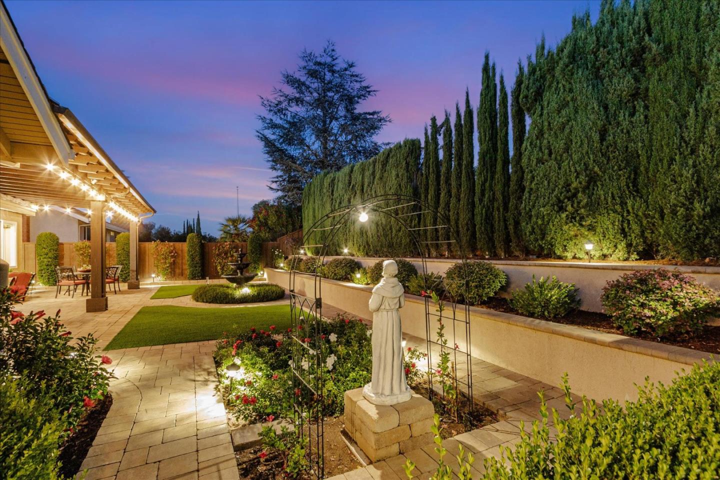 1084 Queensbridge CT