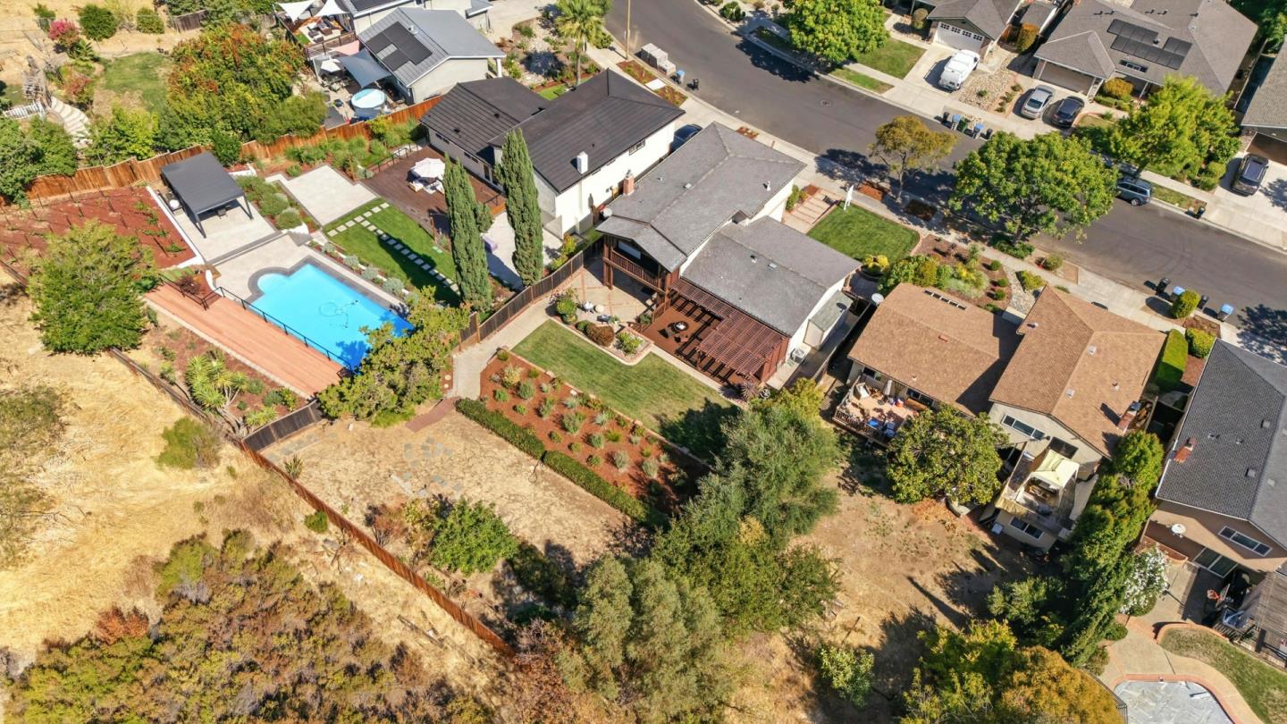 910 Foothill Drive