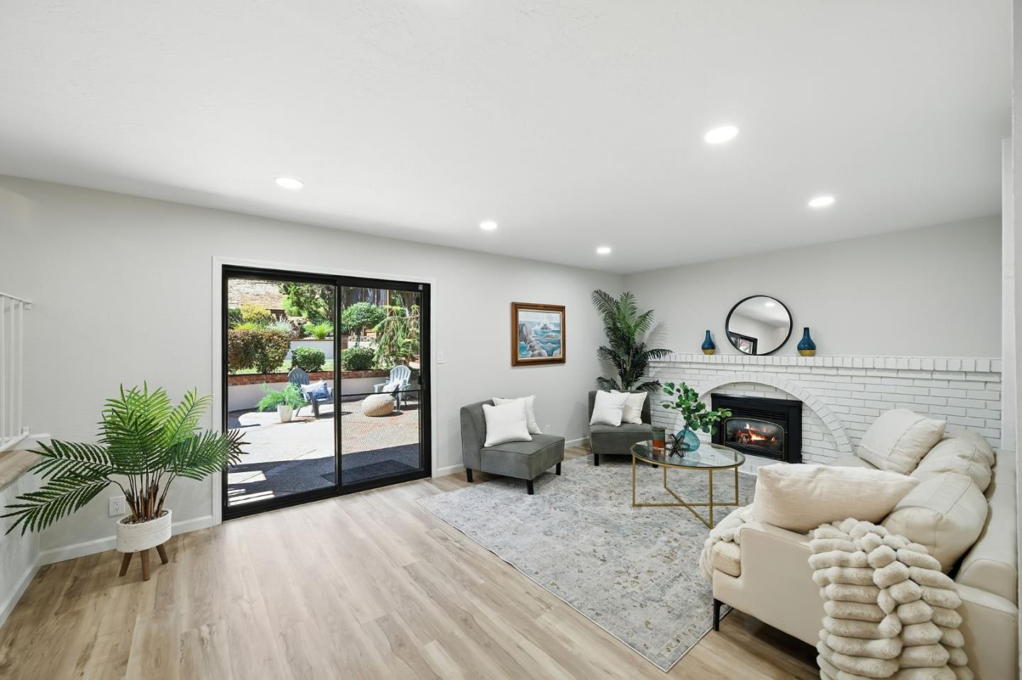 910 Foothill Drive