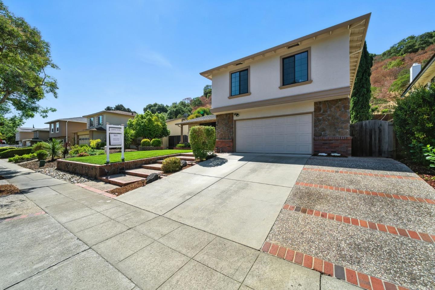 910 Foothill Drive