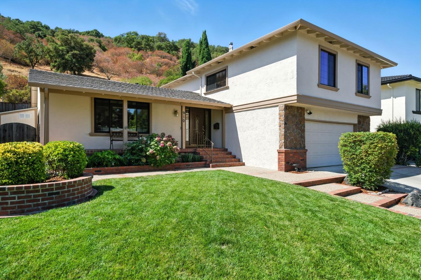 910 Foothill Drive