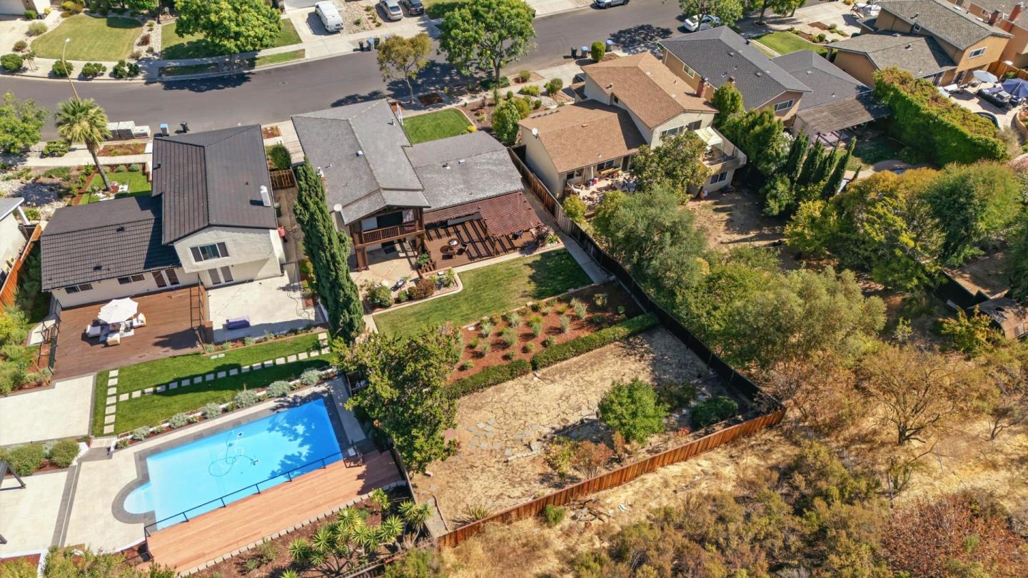 910 Foothill Drive