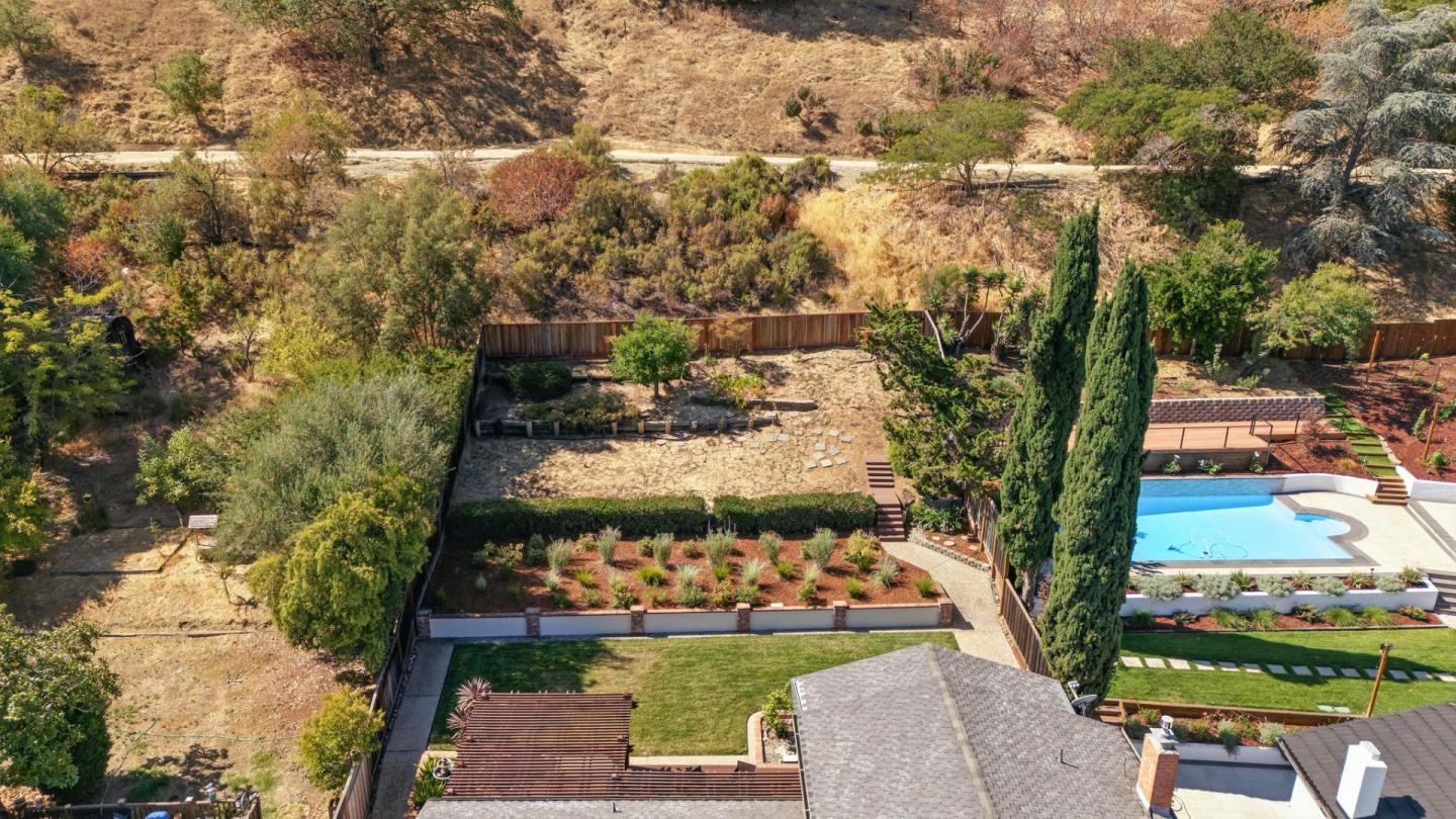 910 Foothill Drive