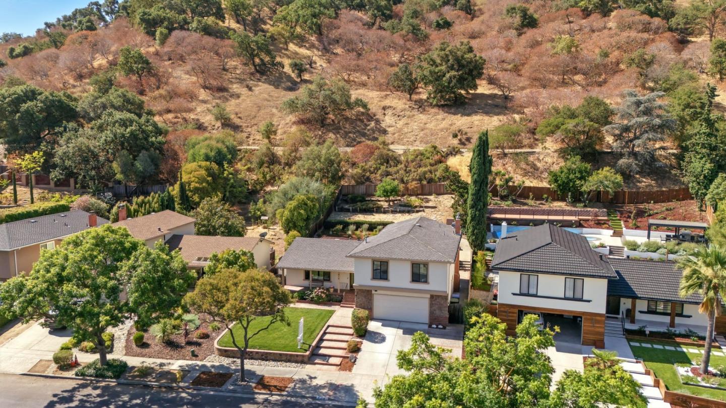 910 Foothill Drive