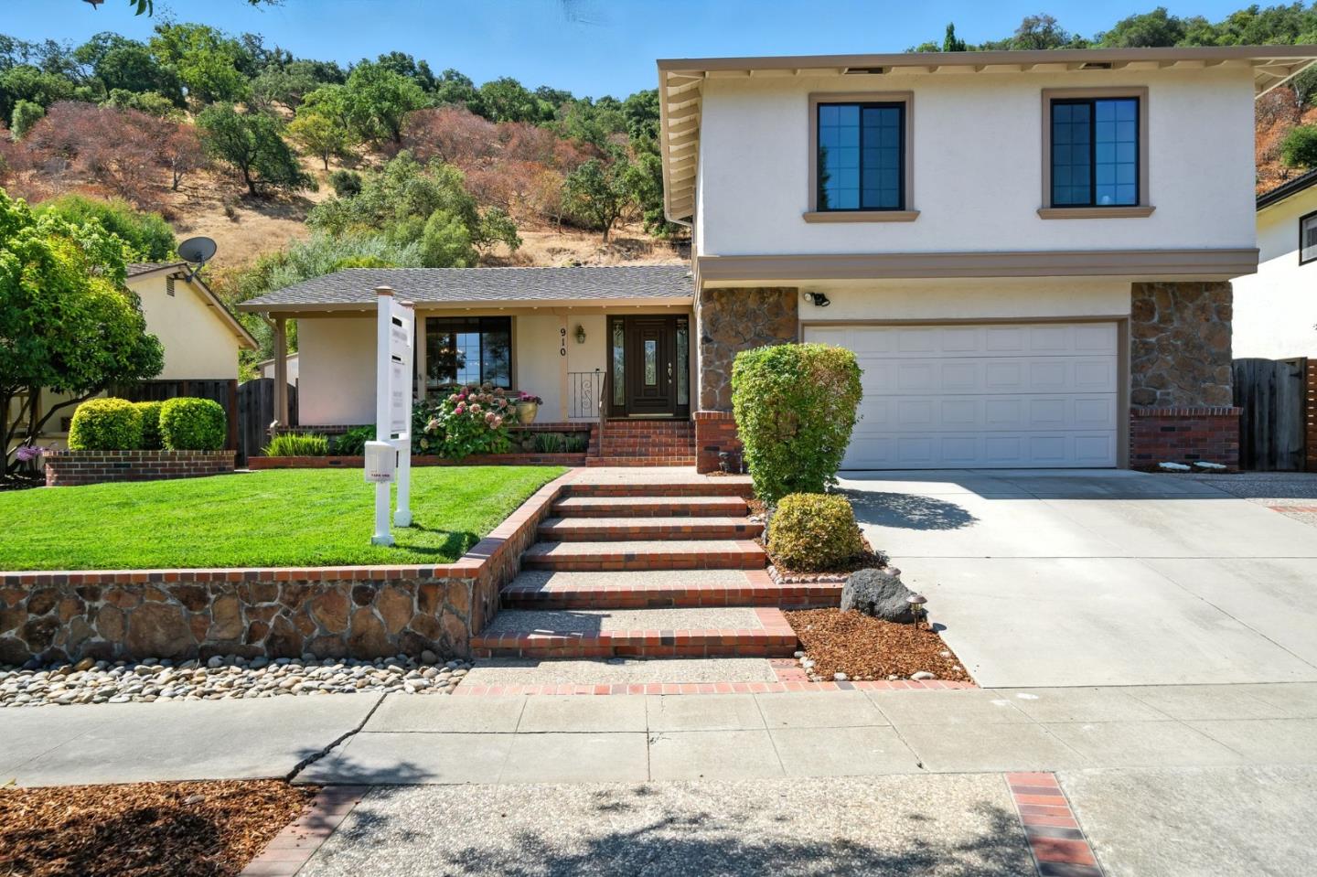 910 Foothill Drive