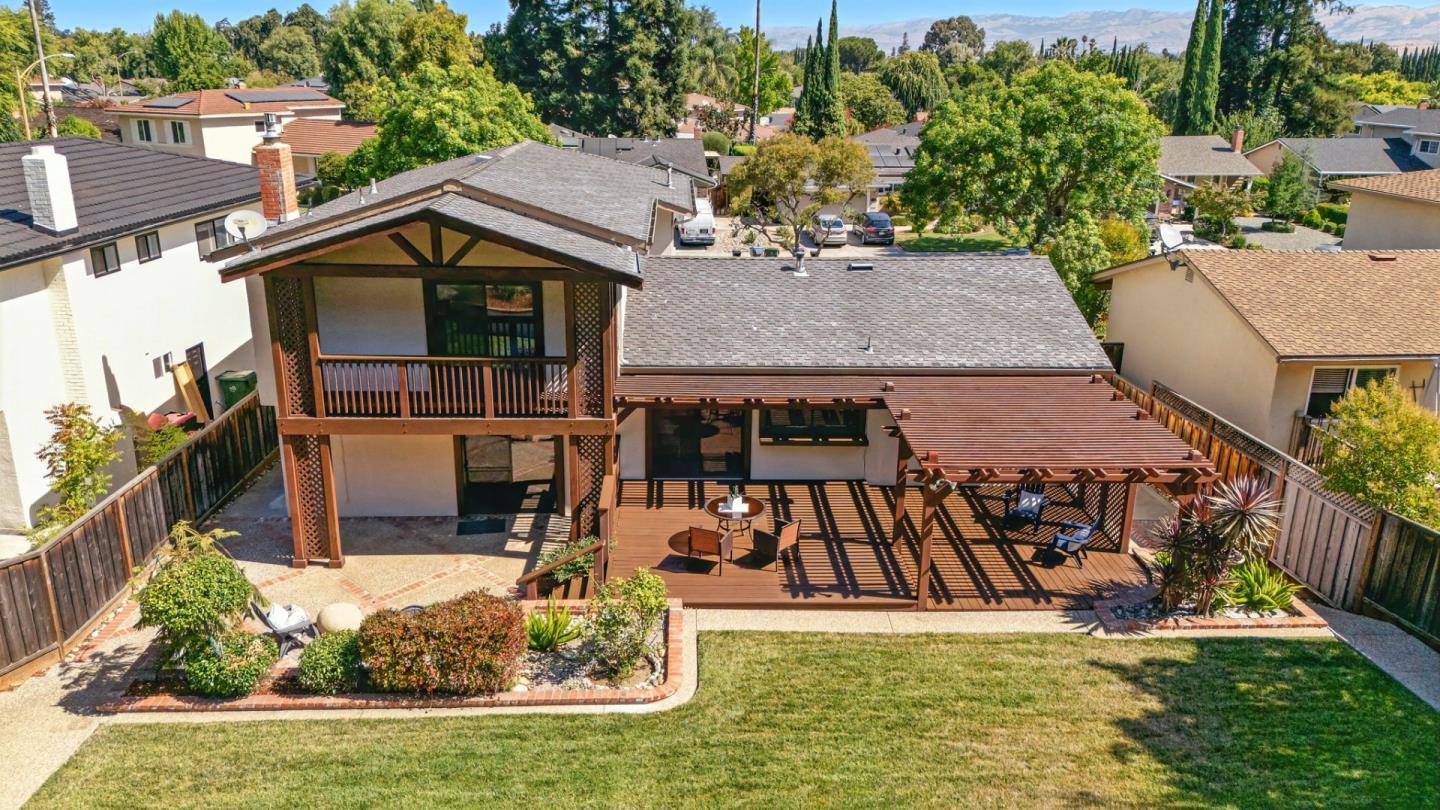 910 Foothill Drive