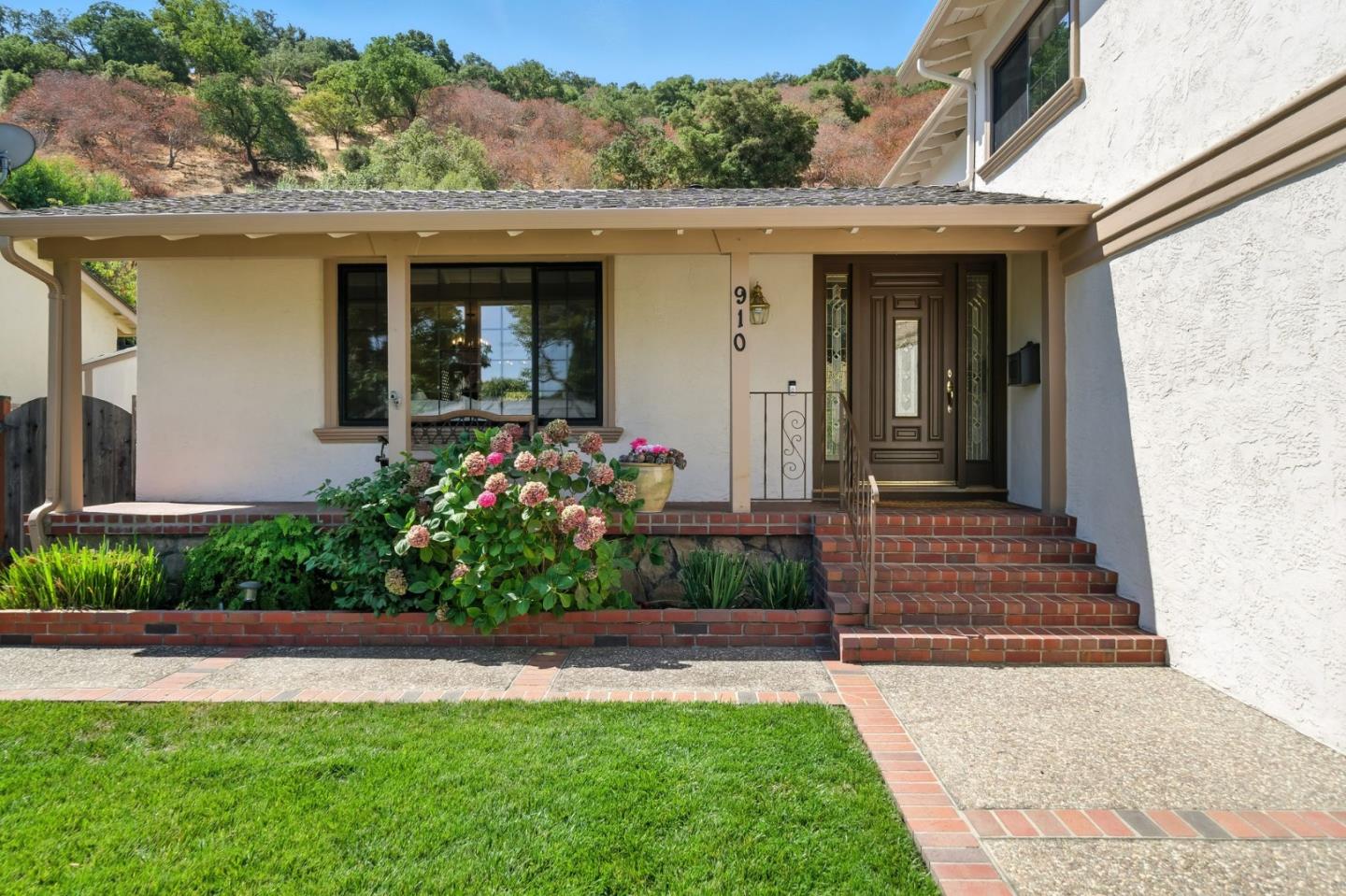 910 Foothill Drive