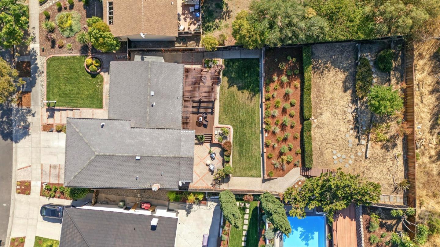 910 Foothill Drive