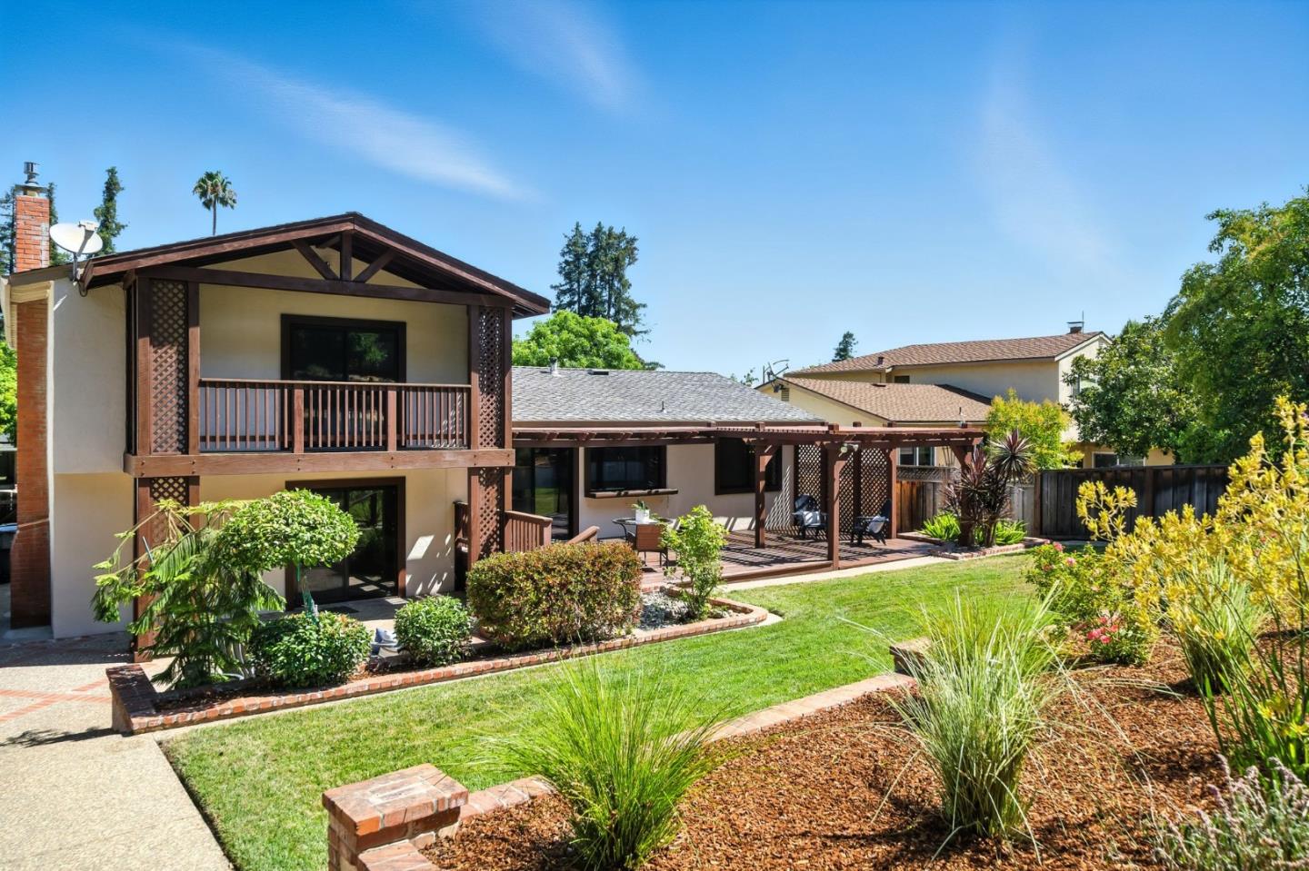 910 Foothill Drive
