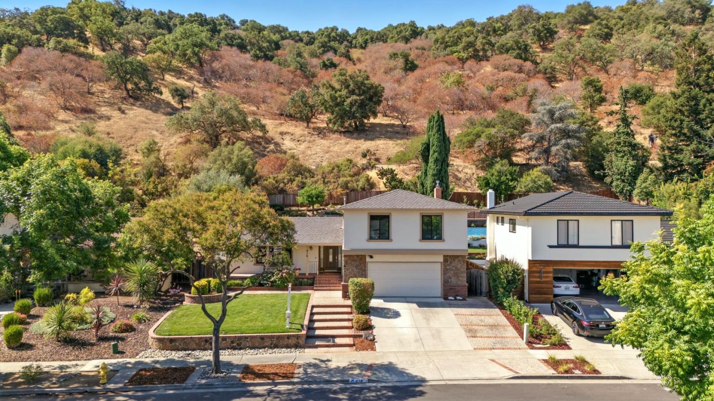 910 Foothill Drive