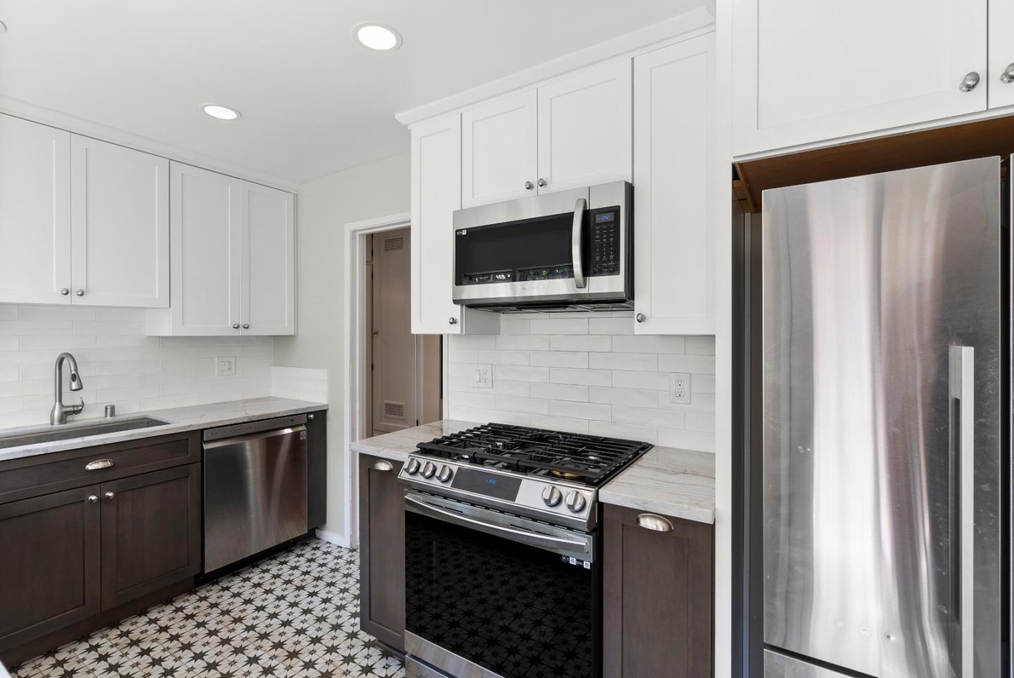 2440 Walnut Grove AVE