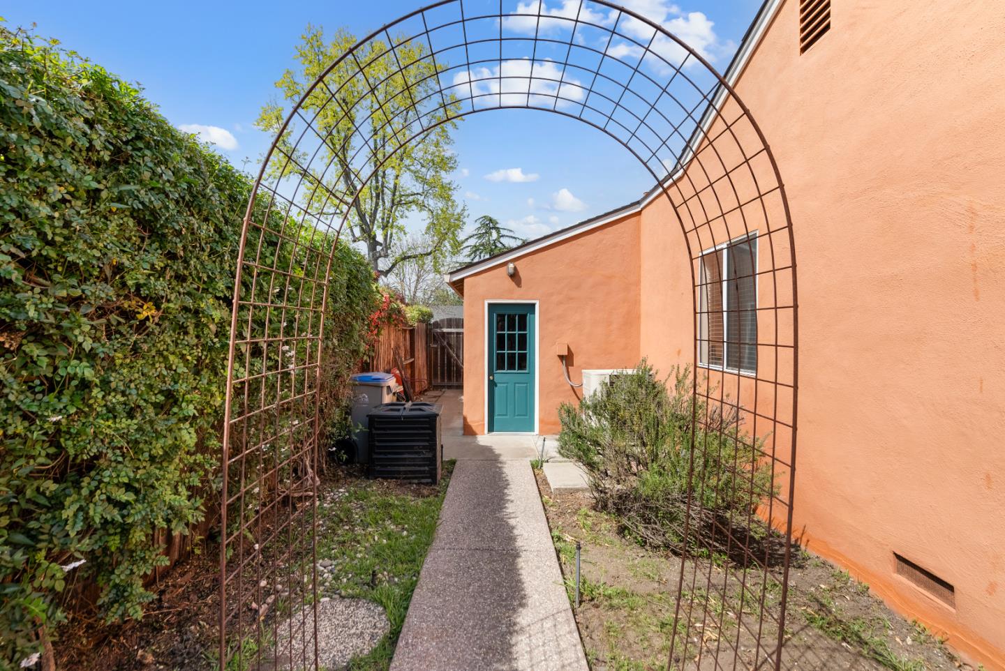 2440 Walnut Grove AVE