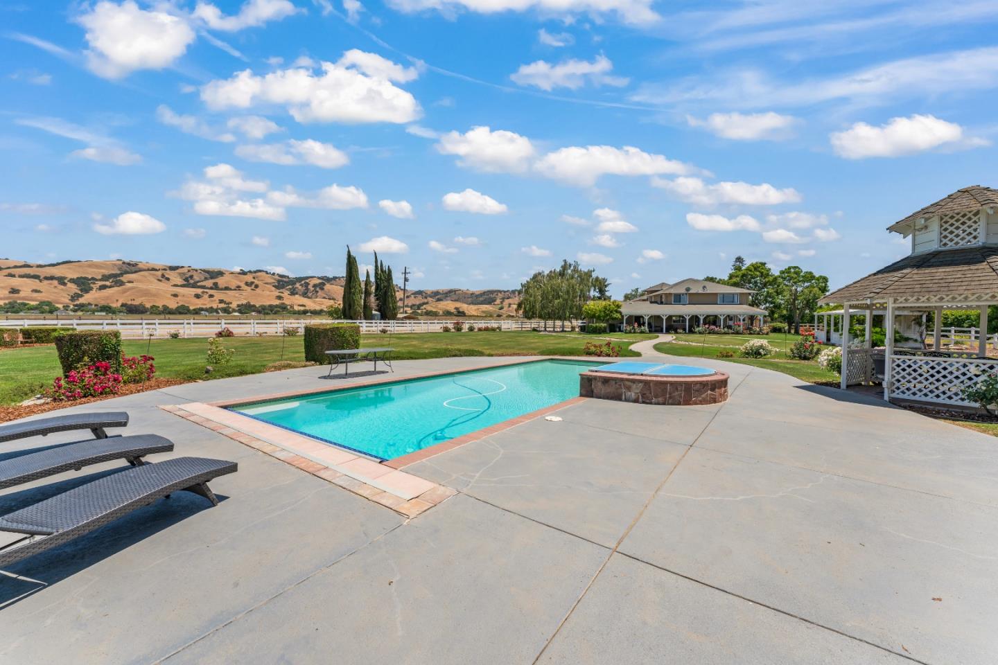 3465 Susie LN