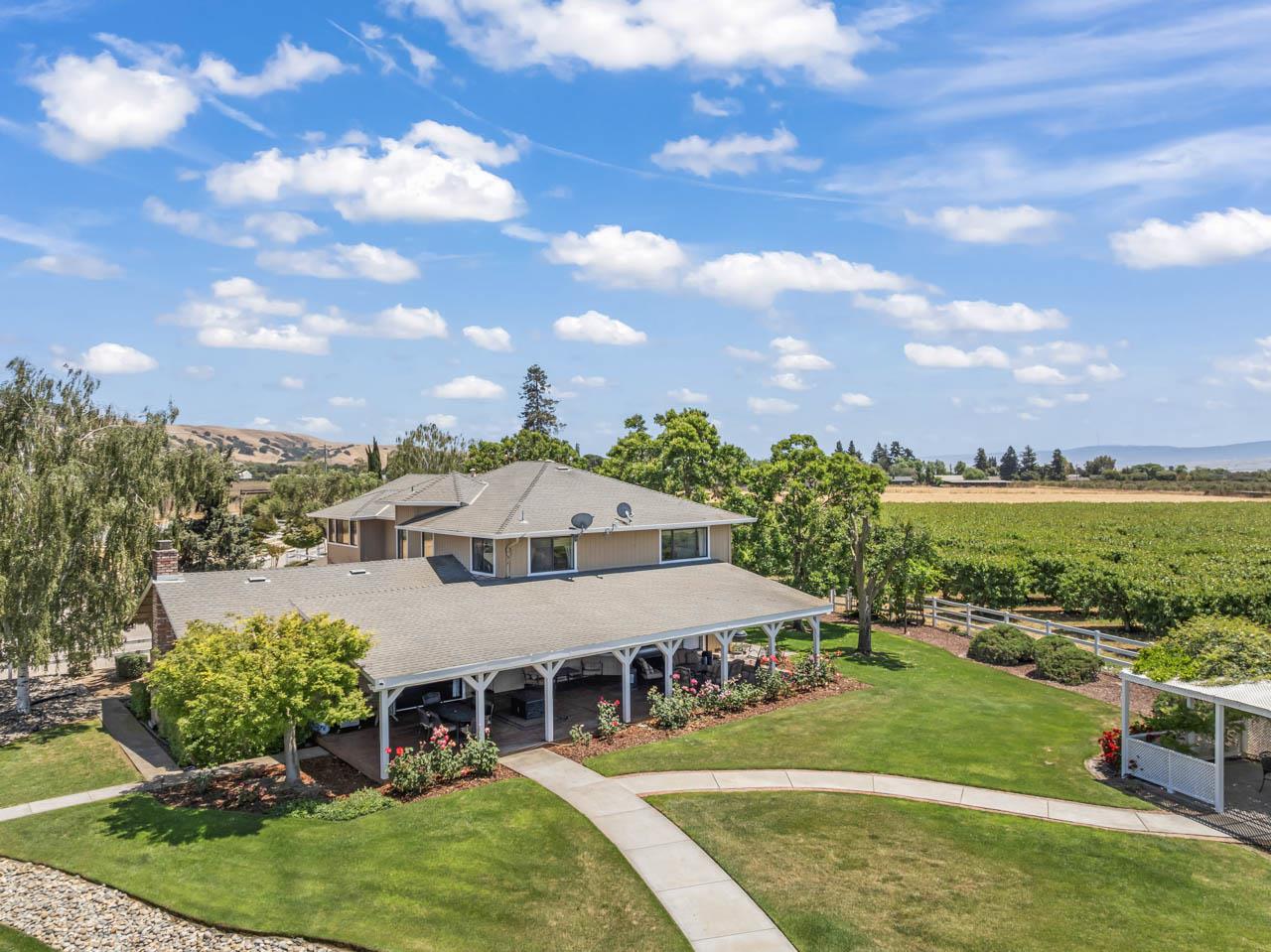 3465 Susie LN