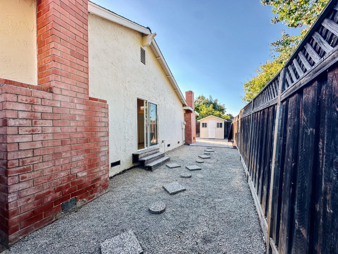 377 Avenida Arboles