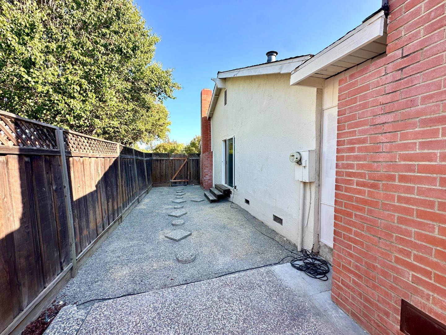 377 Avenida Arboles