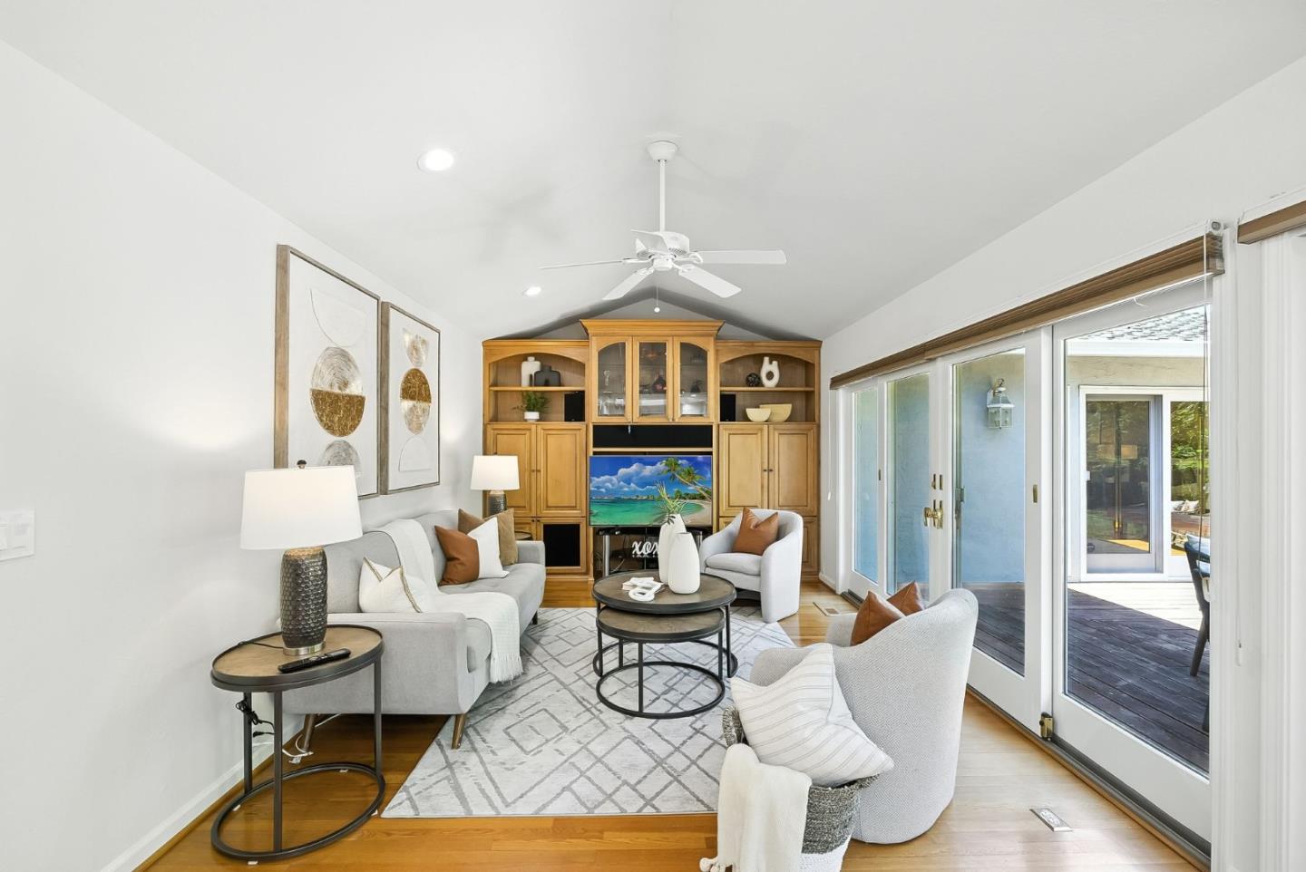 6182 Calle Del Conejo