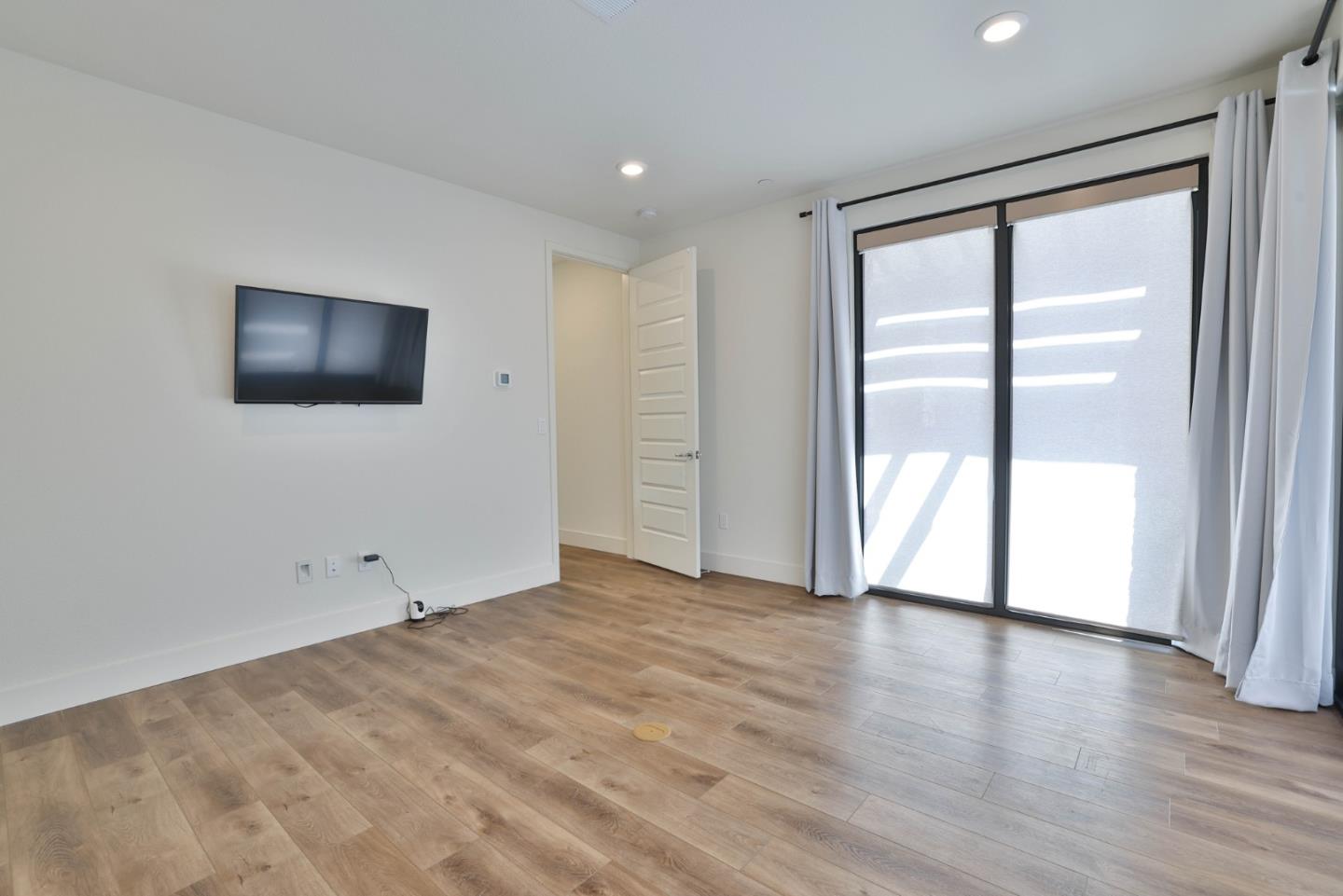 1435 El Camino Real