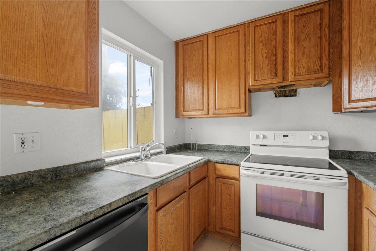 27418 Susan Place 3