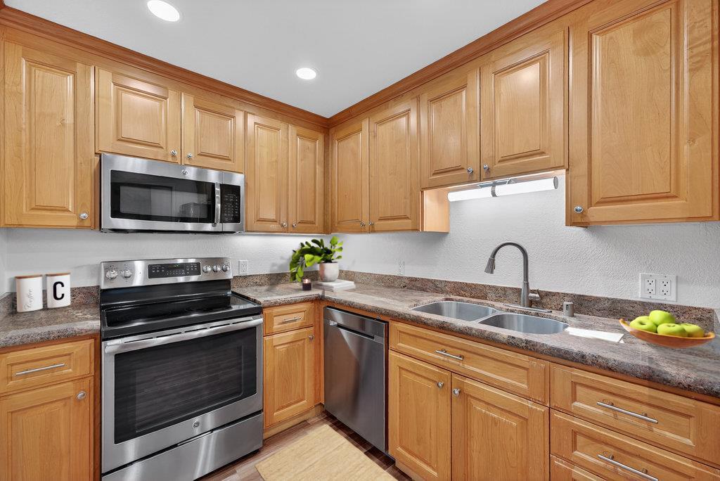 449 Alberto Way C139