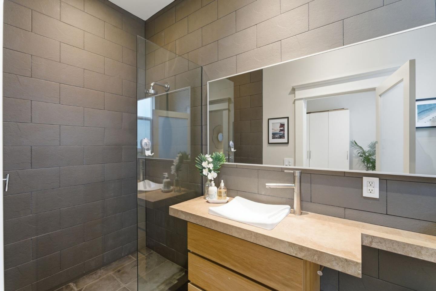 471 South Van Ness Avenue