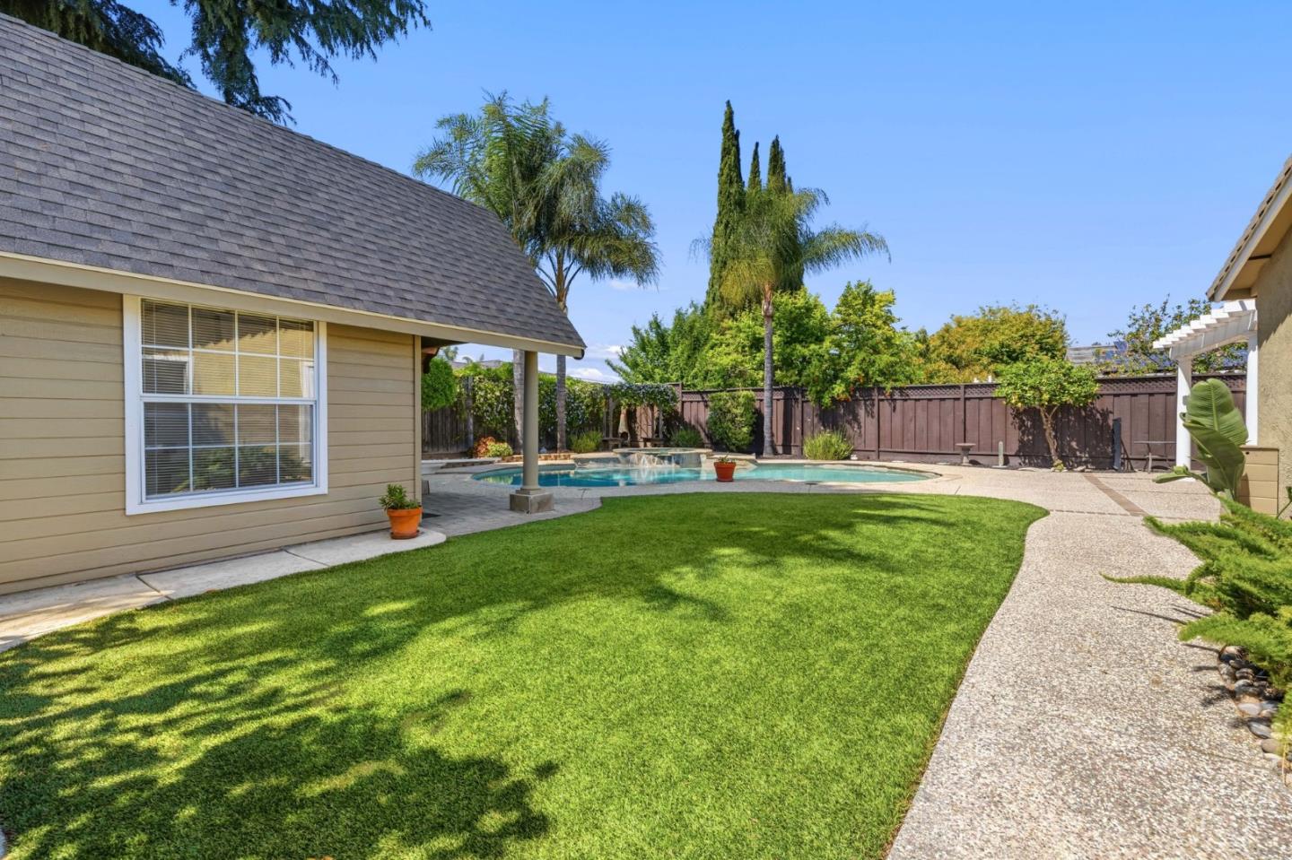 711 Chatsworth Place