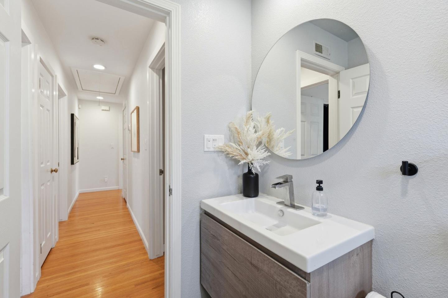 1523 Shaw