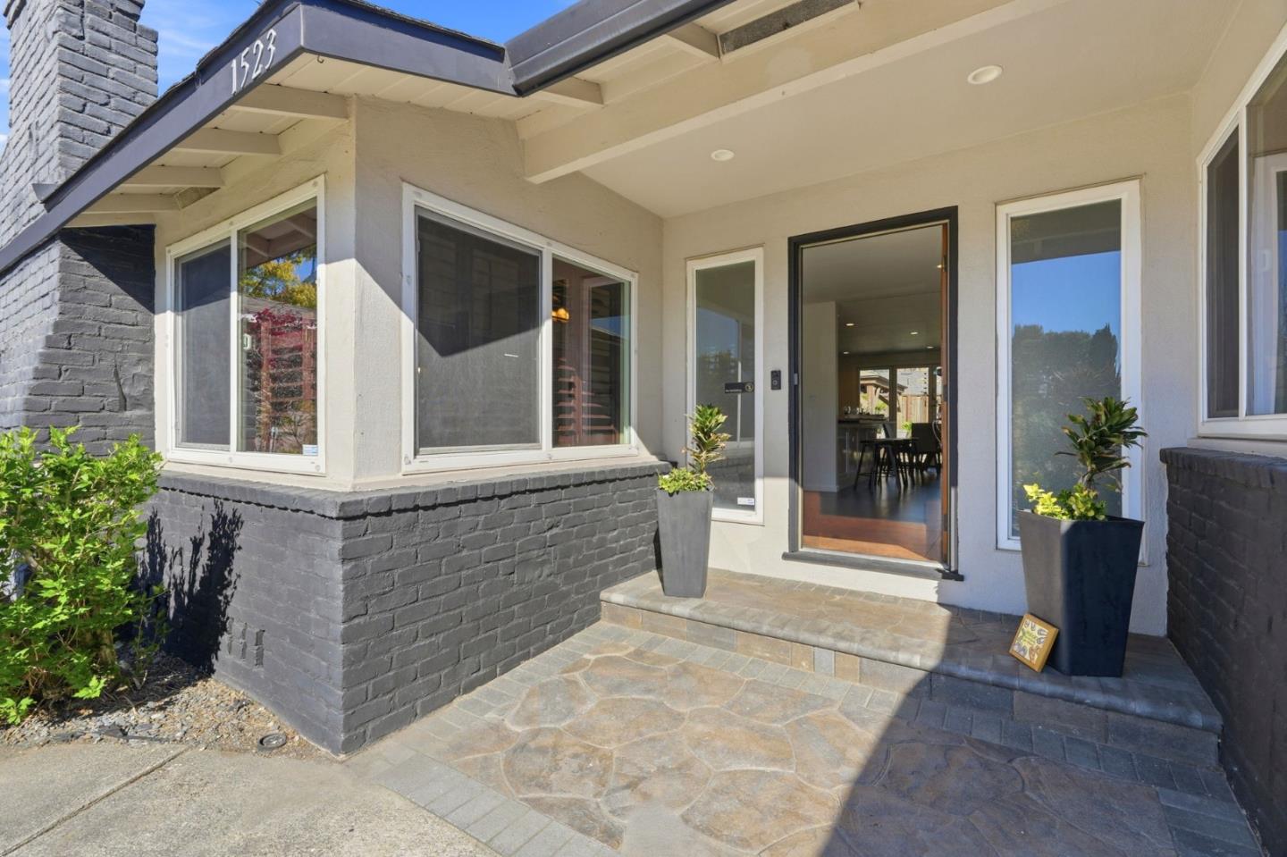 1523 Shaw