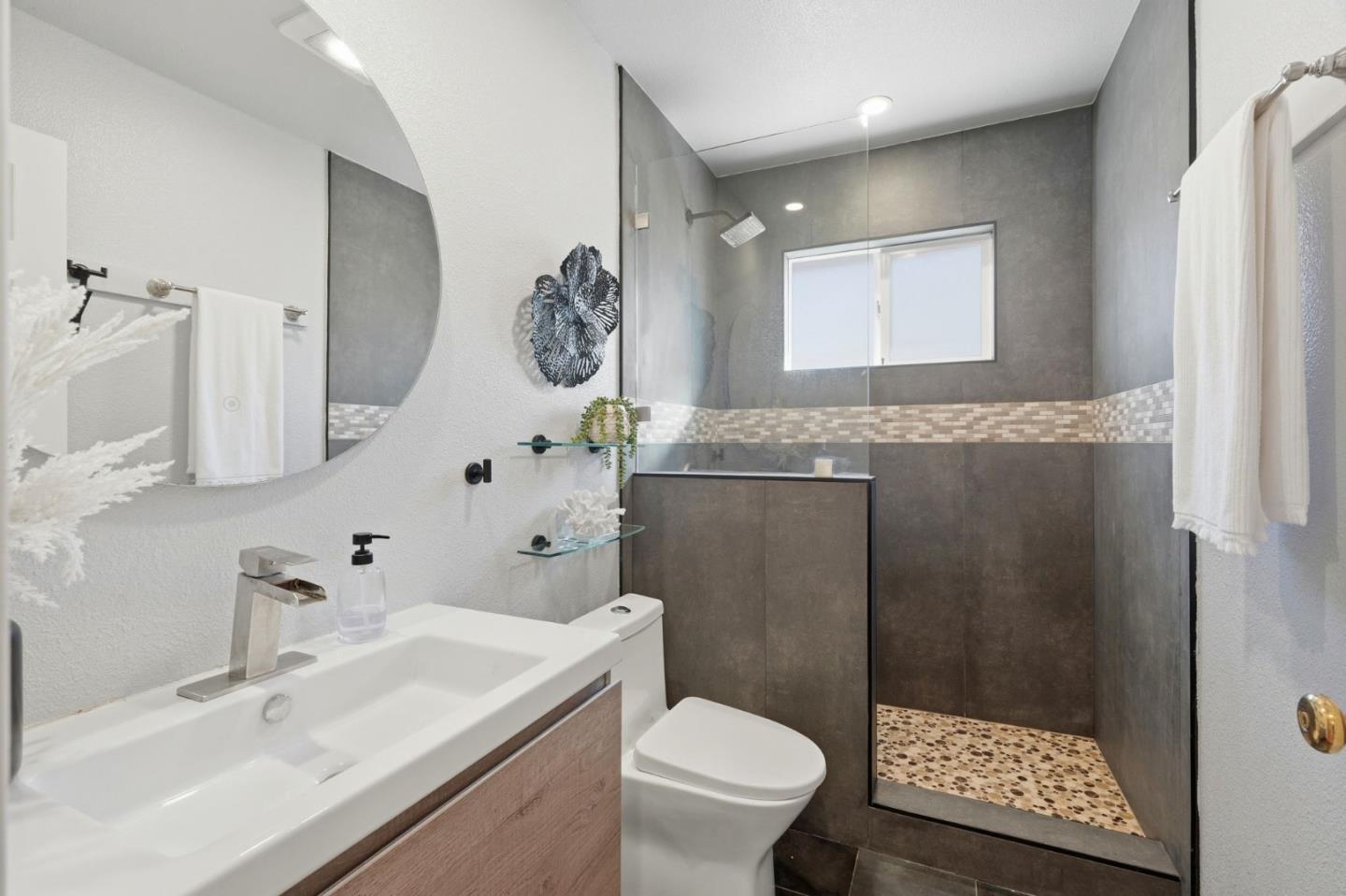1523 Shaw