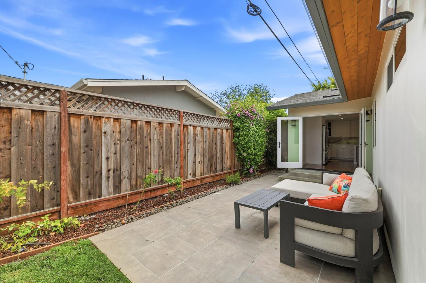 2133 Santa Cruz Avenue