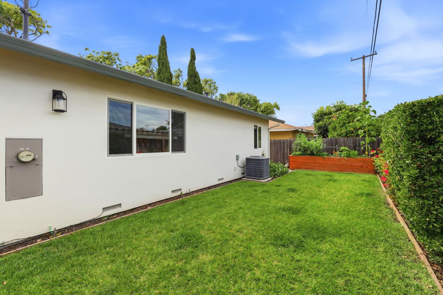 2133 Santa Cruz Avenue