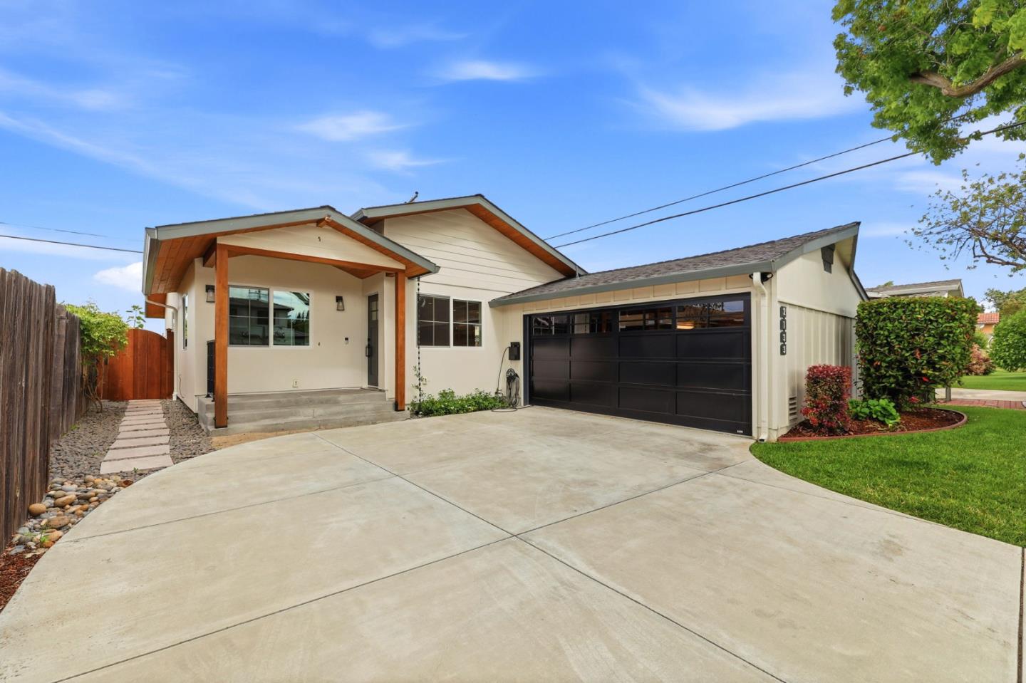 2133 Santa Cruz Avenue
