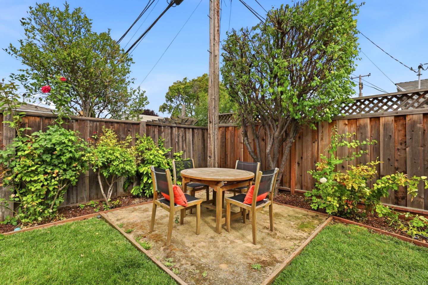 2133 Santa Cruz Avenue