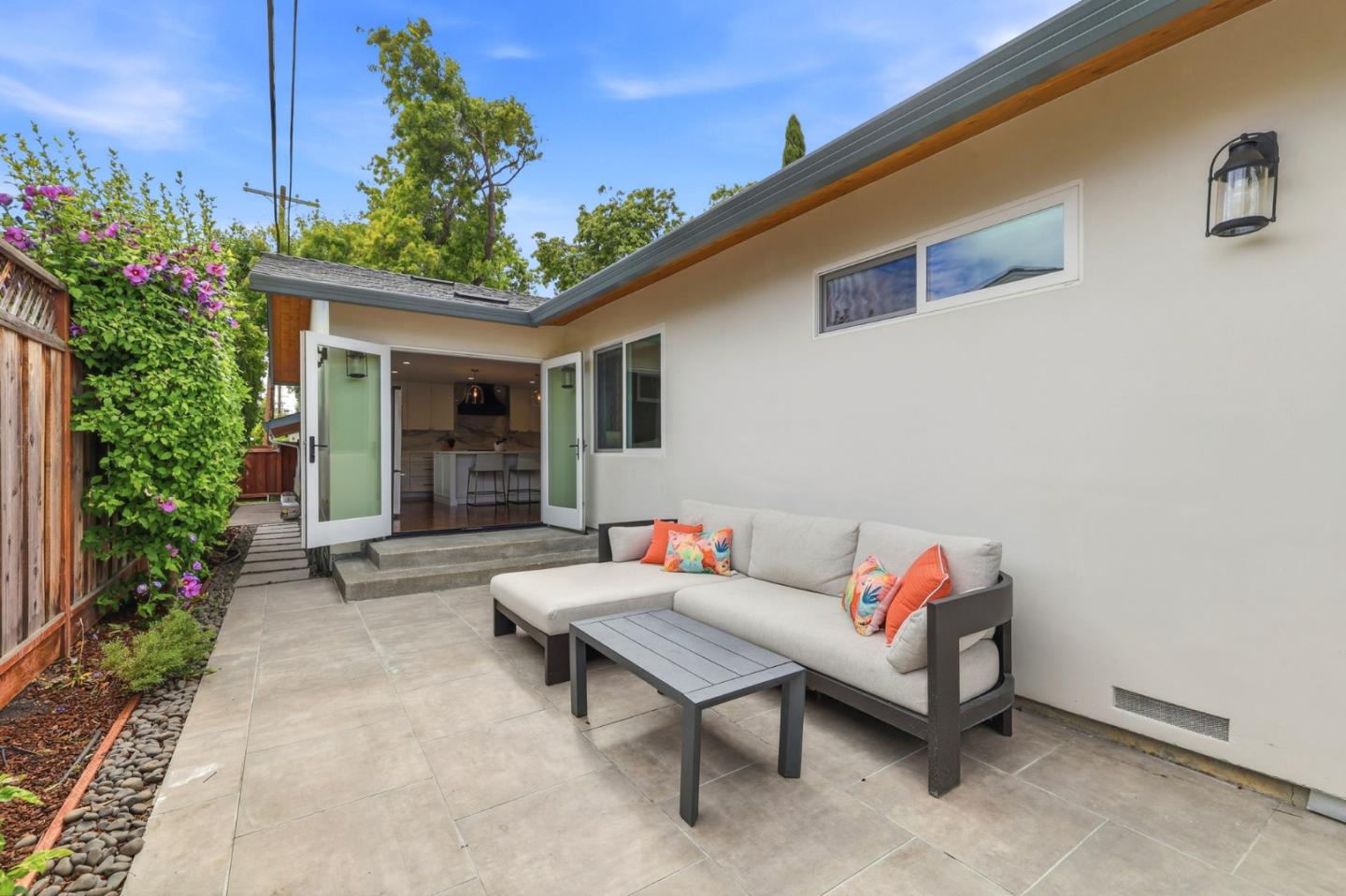2133 Santa Cruz Avenue