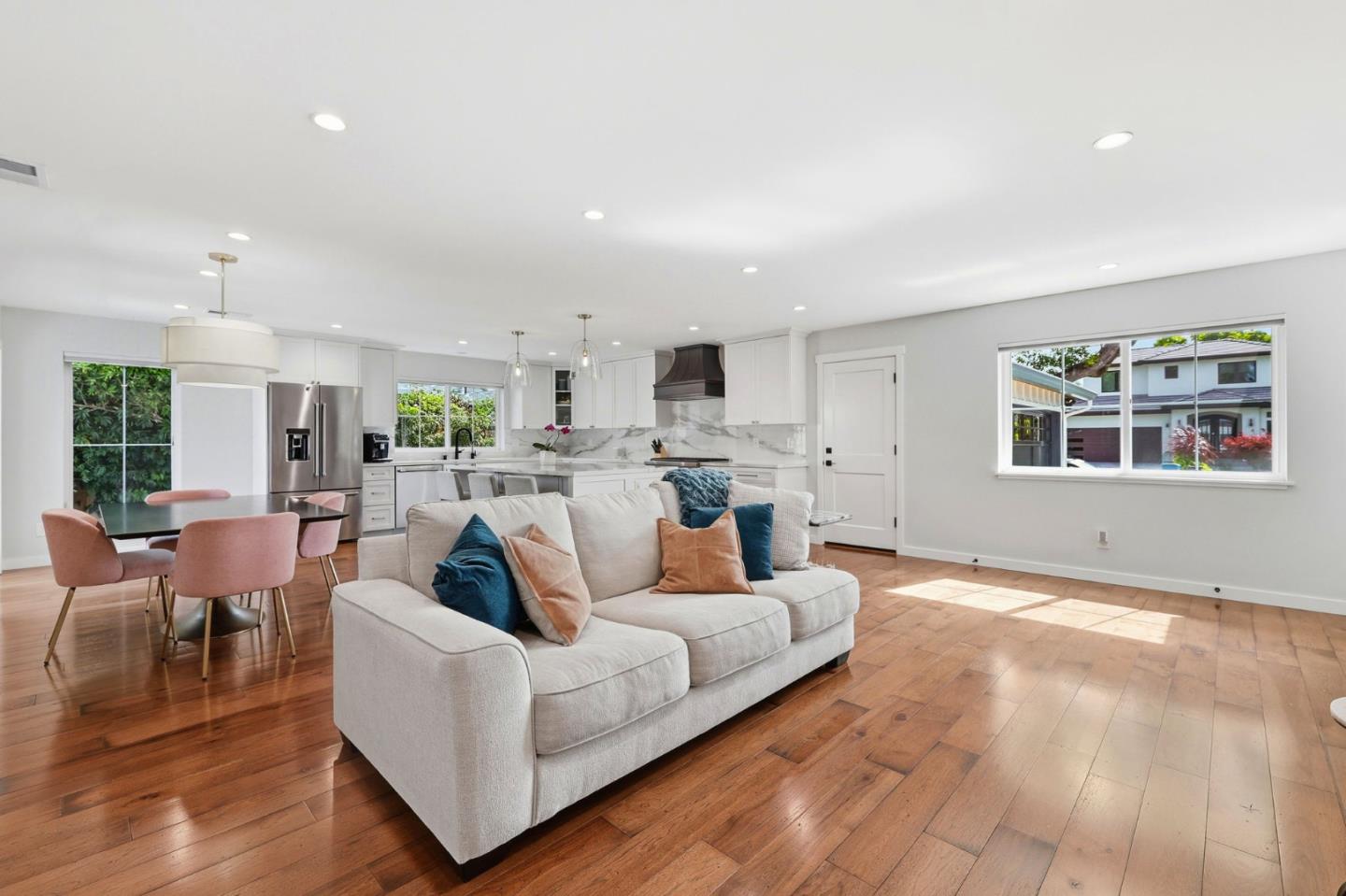 2133 Santa Cruz Avenue