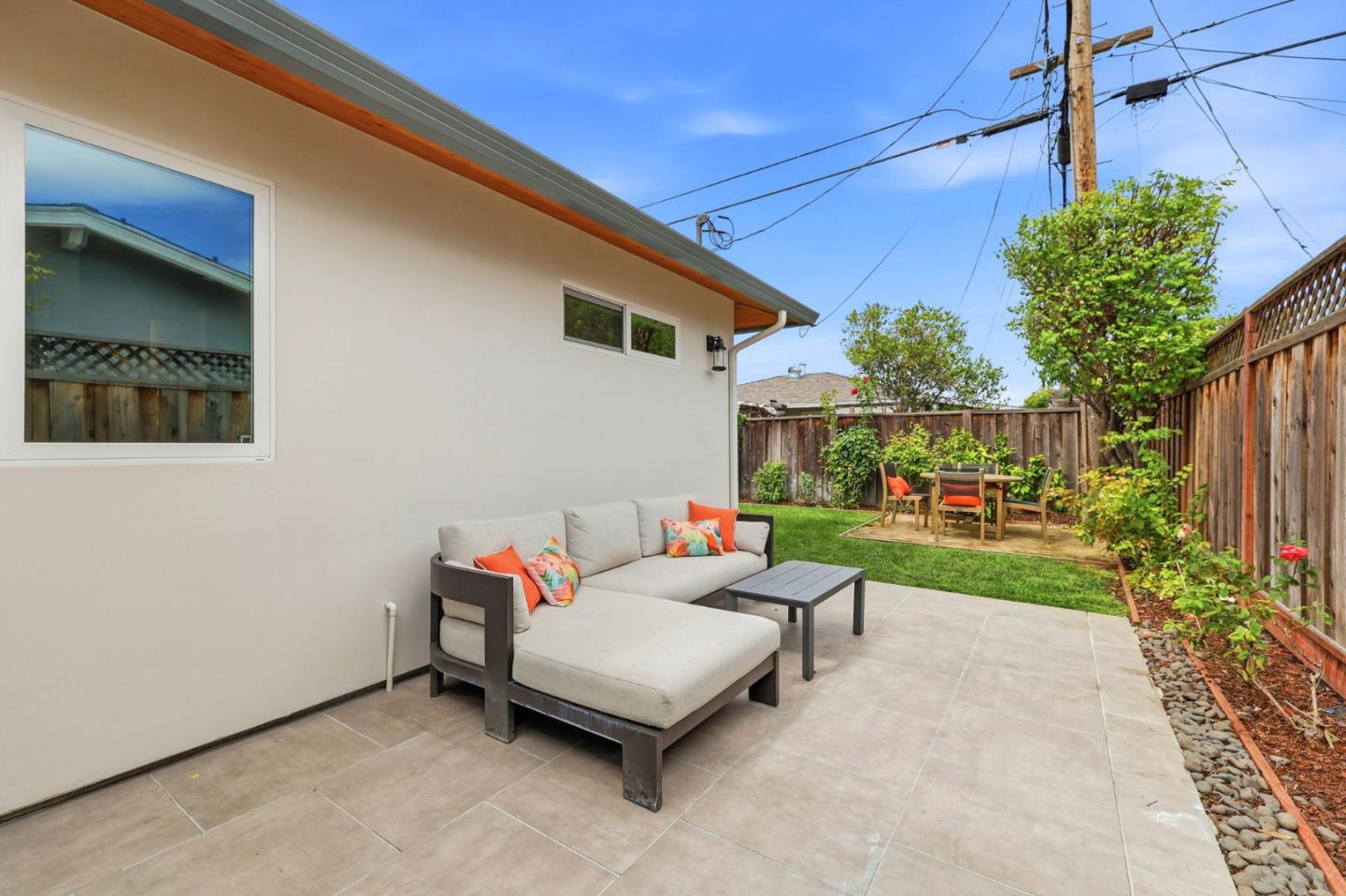 2133 Santa Cruz Avenue