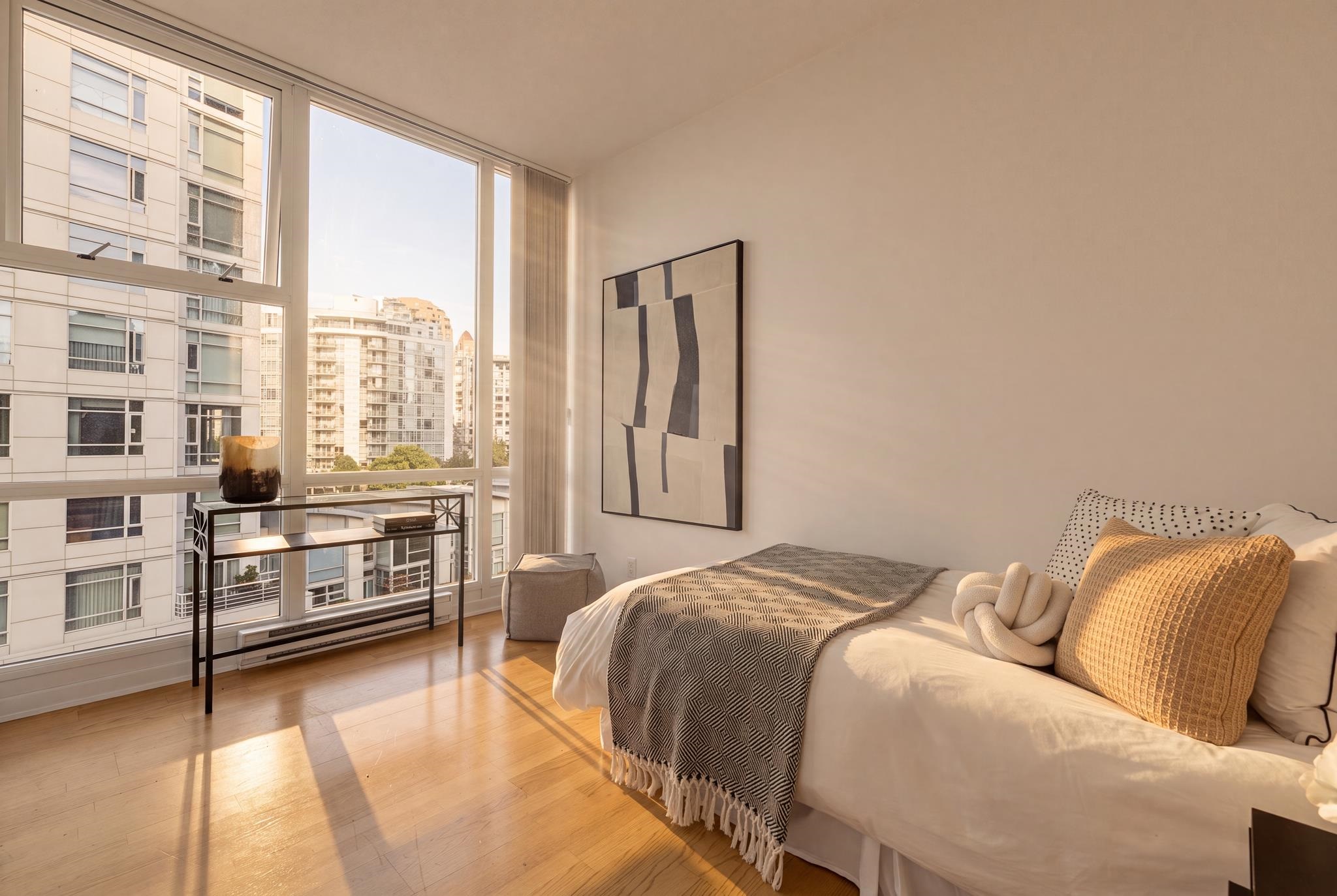 702 1099 MARINASIDE CRESCENT