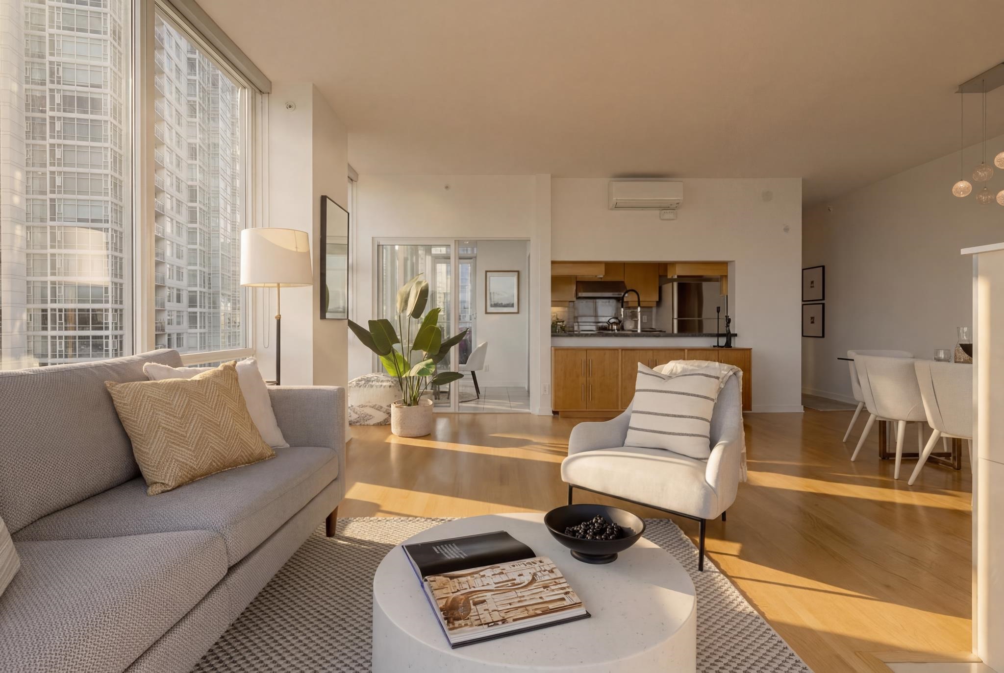 702 1099 MARINASIDE CRESCENT