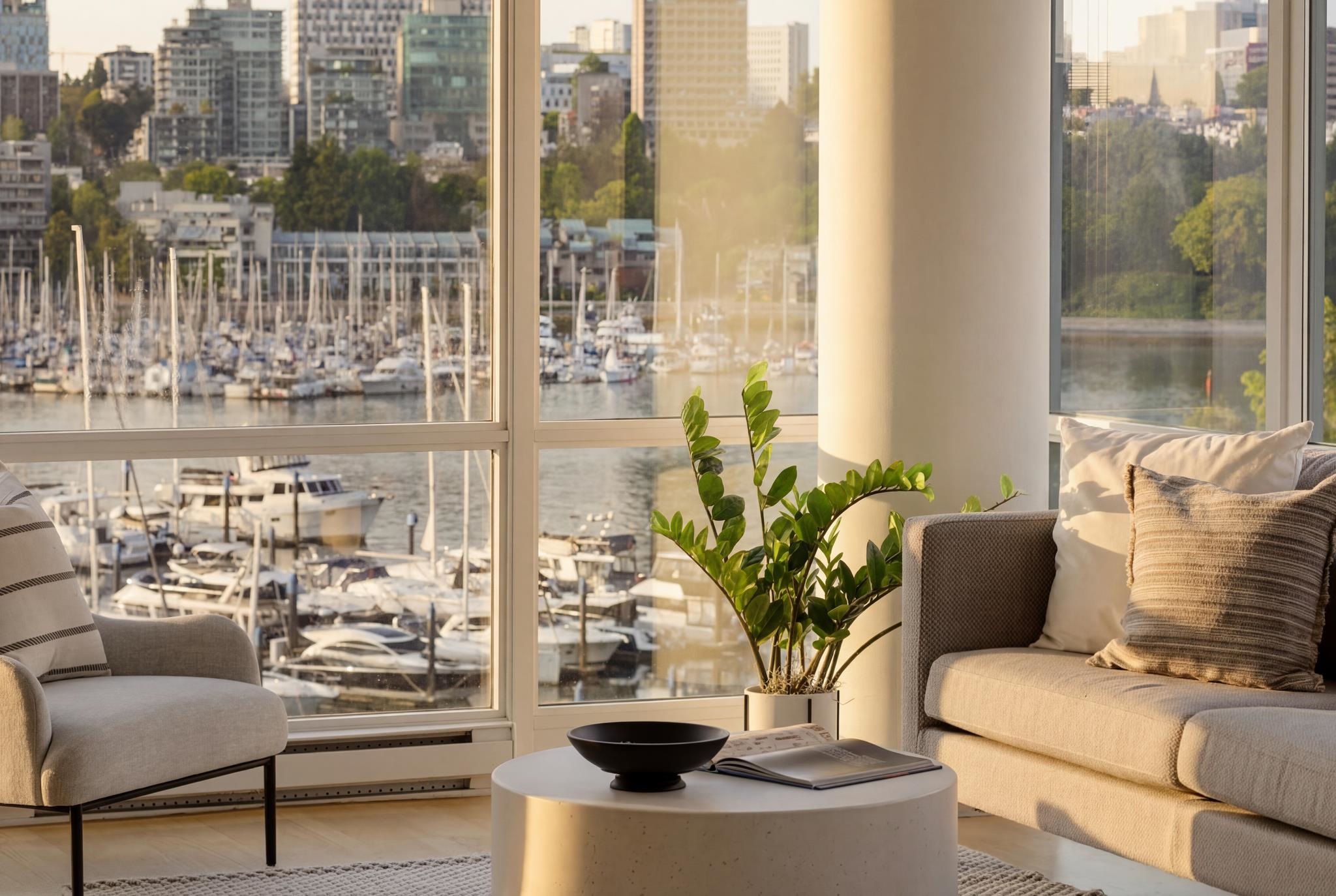 702 1099 MARINASIDE CRESCENT