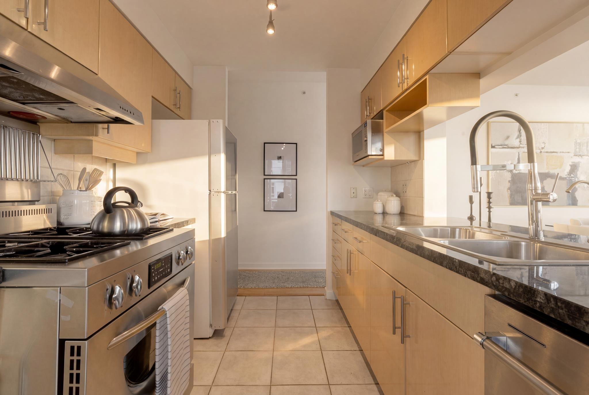 702 1099 MARINASIDE CRESCENT