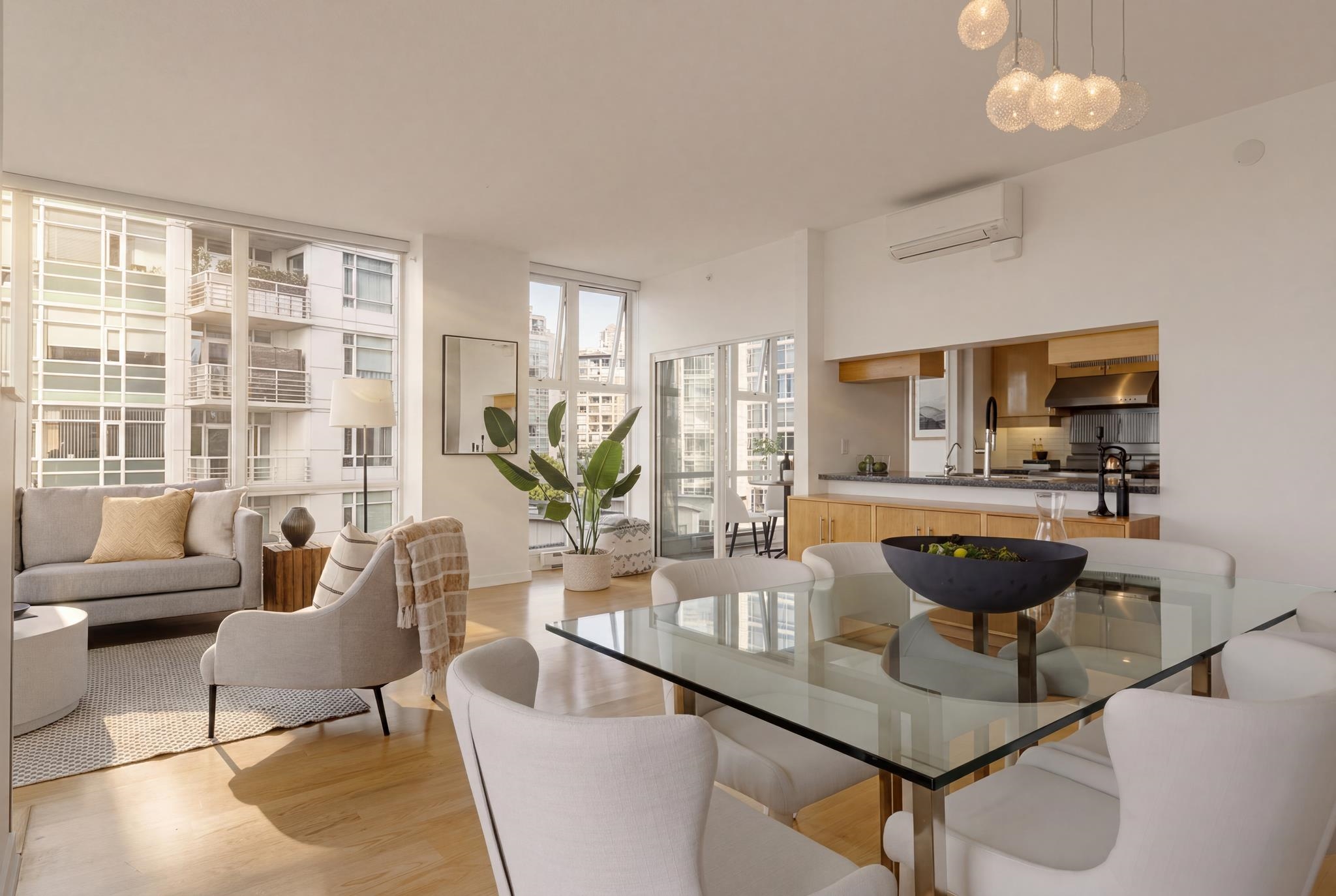 702 1099 MARINASIDE CRESCENT